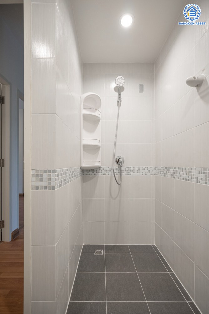 บ้านมือสองตกแต่งใหม่ โครงการ ลุมพินีทาวน์วิลล์ ราชพฤกษ์-นครอินทร์ เนื้อที่ 17.5 ตร.ว. ฟังก์ชัน 3 ห้องนอน 2 ห้องน้ำ 1 ที่จอดรถ บรรยากาศโครงการมีความเป็นส่วนตัว หน้าบ้านไม่ชนใคร พร้อมสิ่งอำนวยความสะดวกโครงการครบครัน บนทำเลดีเชื่อมต่อเข้าเมืองได้ง่าย ทั้งถนนราชพฤกษ์ ถนนนครอินทร์ จุดขึ้นทางด่วน "ศรีรัช"